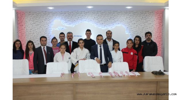 AYRANCI KAYMAKAMI ÖDÜLLENDİRDİ