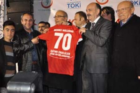 Bakan'a Forma Hediye Ettiler