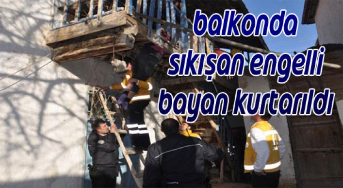 Balkonda Sıkışan Engelli Bayan İtfaiye Tarafından Kurtarıldı