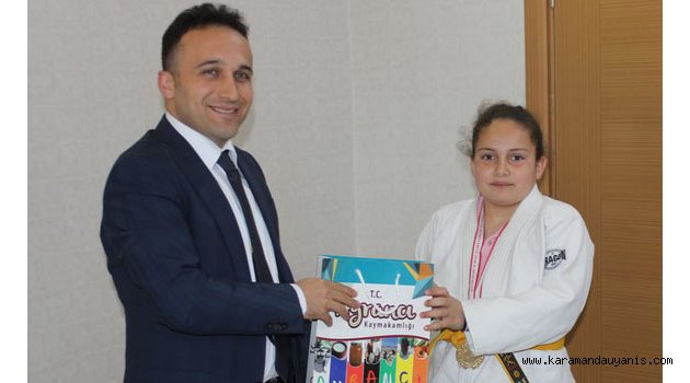 BAŞARILI SPORCULAR KAYMAKAM KAŞIKCI’YI ZİYARET ETTİ