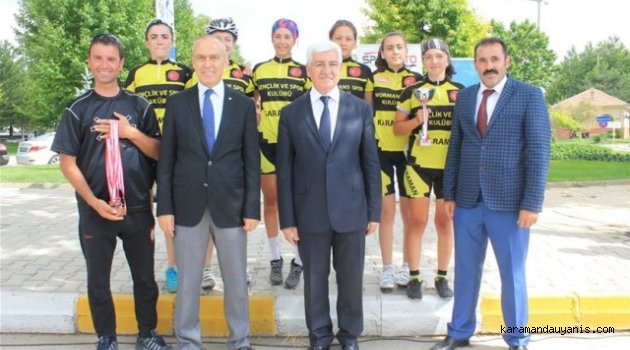 BAŞARILI SPORCULAR ÖDÜLLENDİRİLDİ