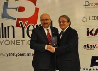Başkan Samur'a Yılın Ödülü