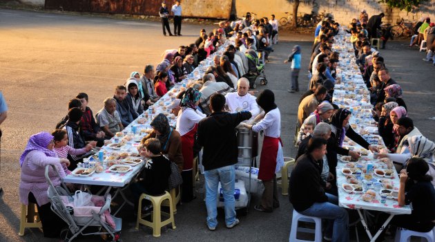 BELEDİYENİN İLK İFTAR SOFRASI TAPUCAK MAHALLESİNDE KURULDU