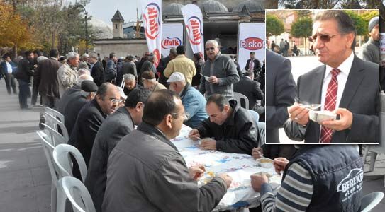 Biskot’dan Halka 3500 Kişilik Aşure Dağıttı