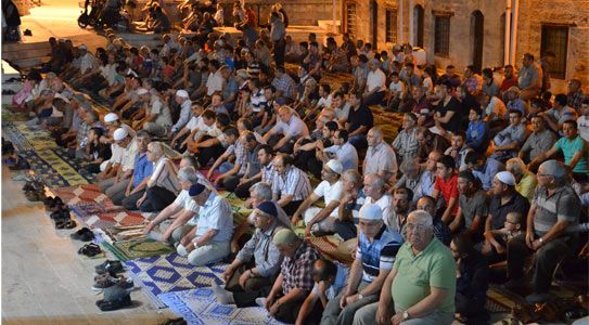 Camiler Teravih Namazı İle Doluyor