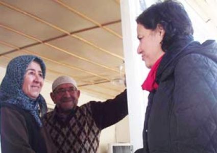 Chp Vatandaşla Kucaklaşıyor