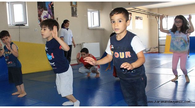 ÇOCUKLAR JUDO SPORUNU ÖĞRENİYOR