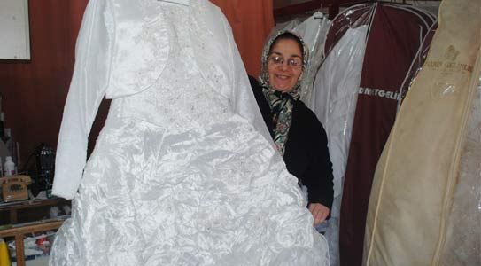 Demet Gelinlik Süsleyecek