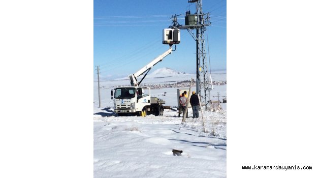 DEVRİLEN ELEKTRİK DİREKLERİ ONARILIYOR