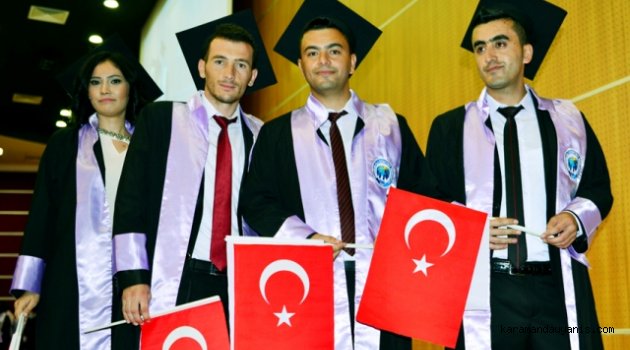 EDEBİYAT FAKÜLTESİ ÖĞRENCİLERİ MEZUNİYETLERİNİ KUTLADI