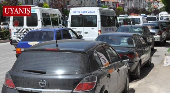 En İşlek Yol Çift Sıra Parkla Daraldı