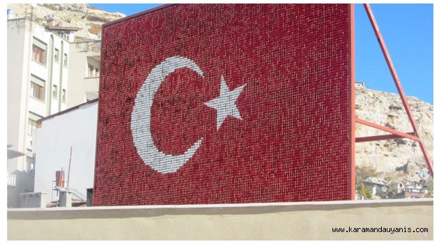 ERMENEK KENT MEYDANINA BÜYÜK BAYRAK