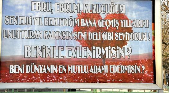 Evlenme Teklifini Bilbordda Yaptı