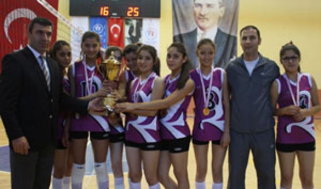 Genç Kızlar File’de Kapıştı