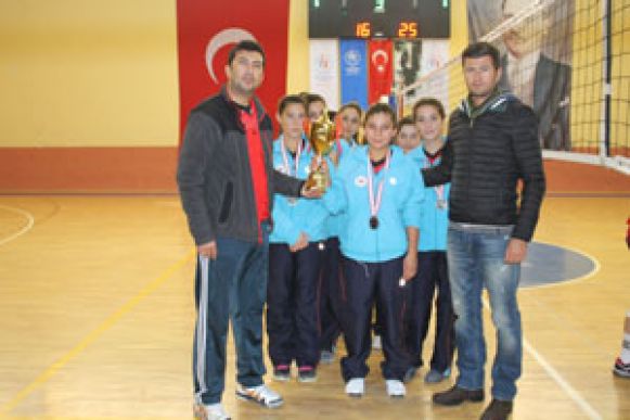Genç Kızlar Voleybolda Karaman Lsiesi 1. Oldu