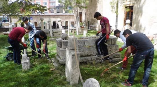 Gönüllü Olarak Temizliyorlar