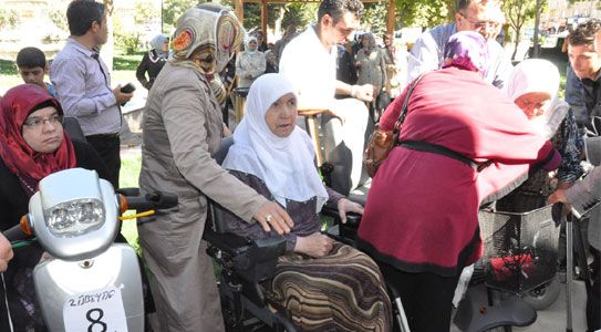 Gurbetçilerden 18 Akülü Engelli Aracı