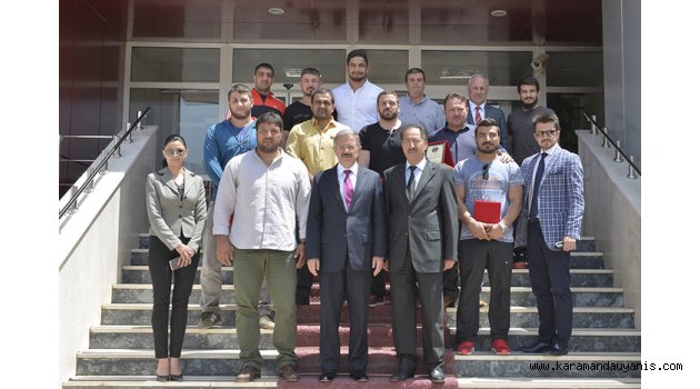 GÜREŞÇİLER REKTÖR’LE BULUŞTU