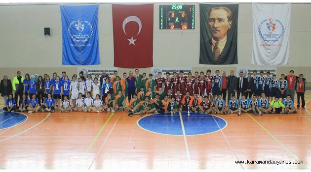 HENTBOL'DA KUPALAR SAHİPLERİNİ BULDU