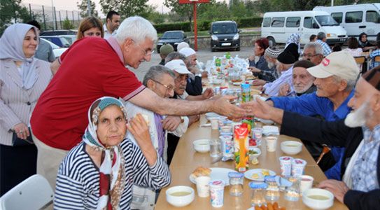 Huzurevinde Koruyucu Ailelerle İftar