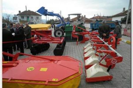 İş Makineleri Dağıtılıyor