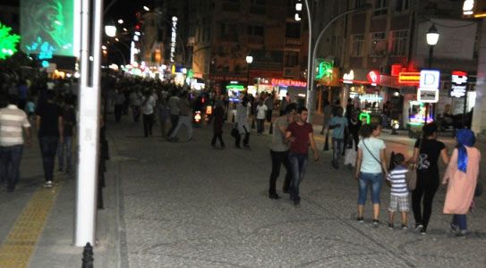 İsmet Paşa Caddesinde Gece Sefası