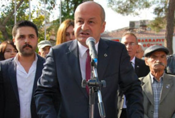 İstifa Etti