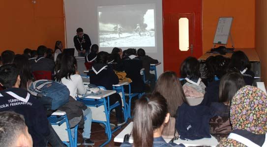 İzciler Şehitleri Unutmadı