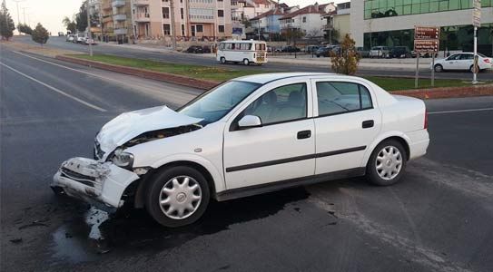 Kamyonetle Otomobil Çarpıştı 5 Yaralı
