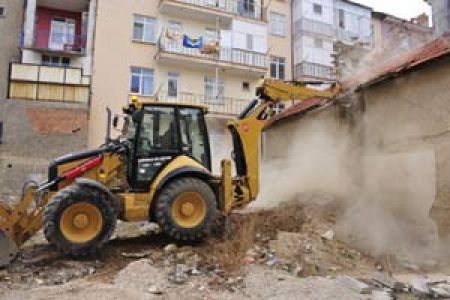 Karaman Belediyesi Virane Yapıları Yıkıyor