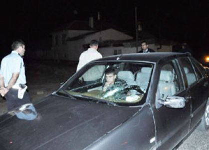 Karayolunda Otomobiller Taşlandı