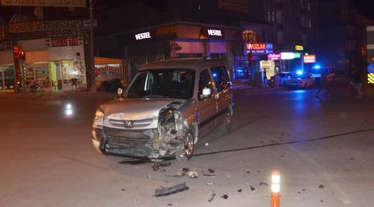 Kavşakta 2 Araç Çarpıştı 3 Yaralı