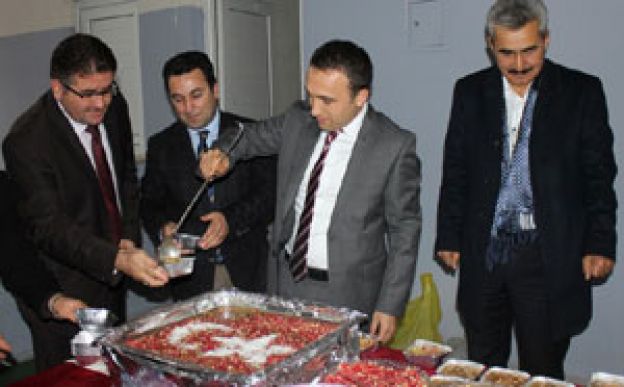 Kaymakam Eli İle Aşure Dağıttı