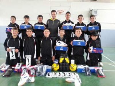 Kaymakam’dan Futsal Takımına Malzeme Yardımı
