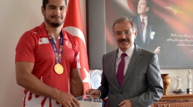 KMÜ’LÜ MİLLİ SPORCULAR REKTÖR SABRİ GÖKMEN’İ ZİYARET ETTİ