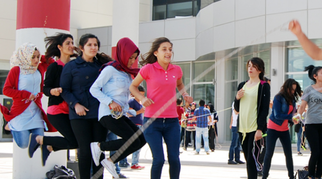 KMÜ ÖĞRENCİLERİ SAĞLIKLI YAŞLANMAK İÇİN İP ATLADI