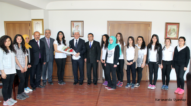KOMŞU İLÇE’DEN GELEN LİSELİLER VALİ’Yİ ZİYARET ETTİ