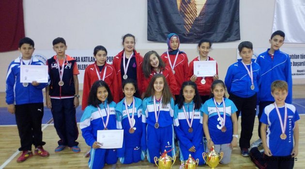 KÜÇÜKLER BADMİNTON ŞAMPİYONASI SONA ERDİ