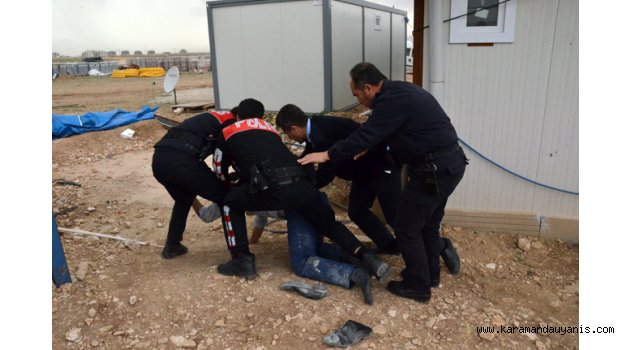 MAAŞLARINI ALAMAYAN İŞÇİLER YİNE ÇATIYA ÇIKTI