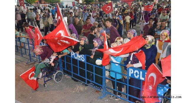 MEYDANDA DEMOKRASİ NÖBETLERİ