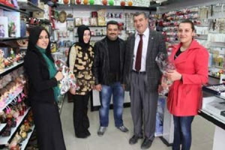 Mhp Bayanlara Gül Dağıttı