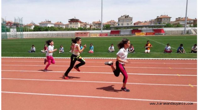 MİNİK ATLETLER 23 NİSAN İÇİN KOŞTU