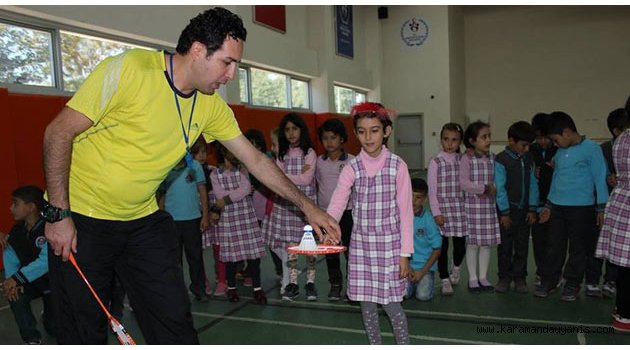 MİNİK ÖĞRENCİLERİN BADMİNTON TUTKUSU