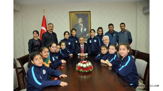 MİNİK SPORCULARDAN VALİ TAPSIZ’A ZİYAREt