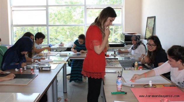 ÖĞRENCİLER, CAMLARIN RENKLİ DÜNYASINI ÇOK SEVDİ