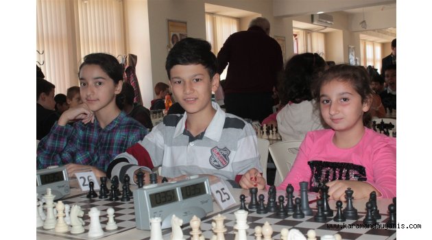 ÖĞRENCİLER TURNUVADA KAPIŞIYOR