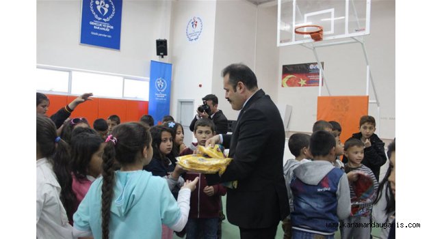 ÖĞRENCİLERE SPOR MALZEMESİ DAĞITILDI