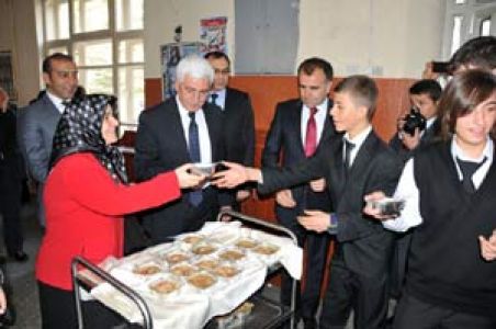 Öğrencilere Aşure İkram Etti