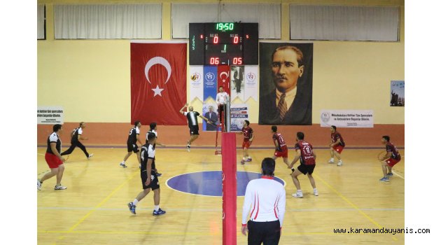 ÖĞRETMENLER VOLEYBOL'DA KAPIŞIYOR