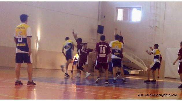 OKULLAR HENTBOL’DA YARIŞTI